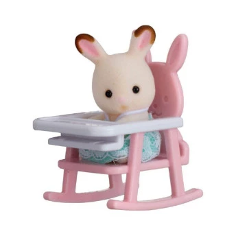 Sylvanian Families - Bebê Coelho Chocolate No Cadeirão - Epoch Magia