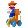 Criança brincando com um cavalo de brinquedo.