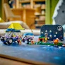 Inspire as crianças a criar constelações usando planetas e estrelas para decorar o cenário. O conjunto também vem com acessórios para ajudar as crianças a contar histórias de amizade, como canecas, biscoitos, biscoitos para cachorro, binóculos, lanterna, 