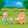 Figuras - Sylvanian Families - Carrinho - Bebê e Papai Gatos Primavera - Epoch Magia