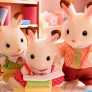Figuras - Sylvanian Families - Família Coelhos Chocolate - Epoch Magia